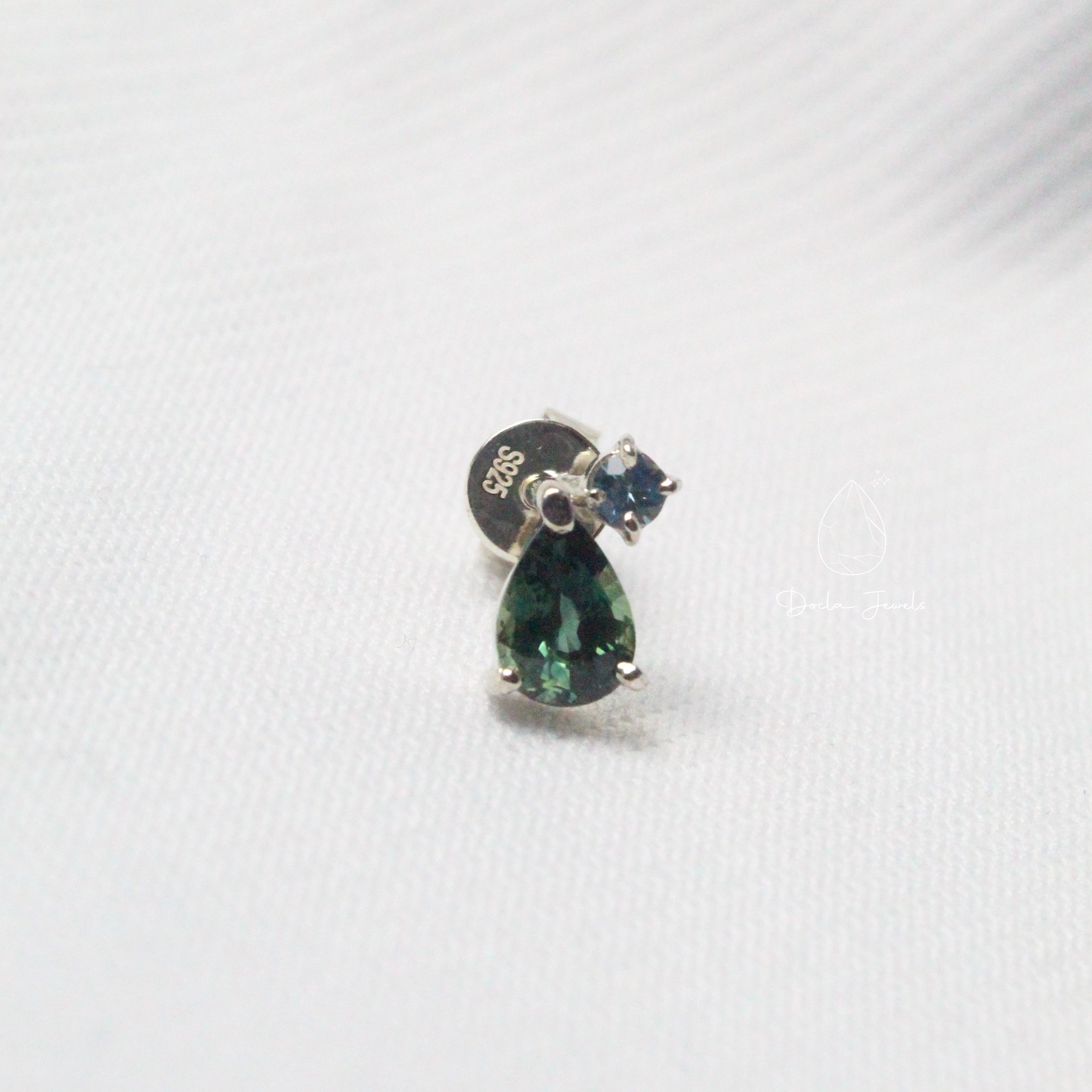 Twinkling stud earring (Green)