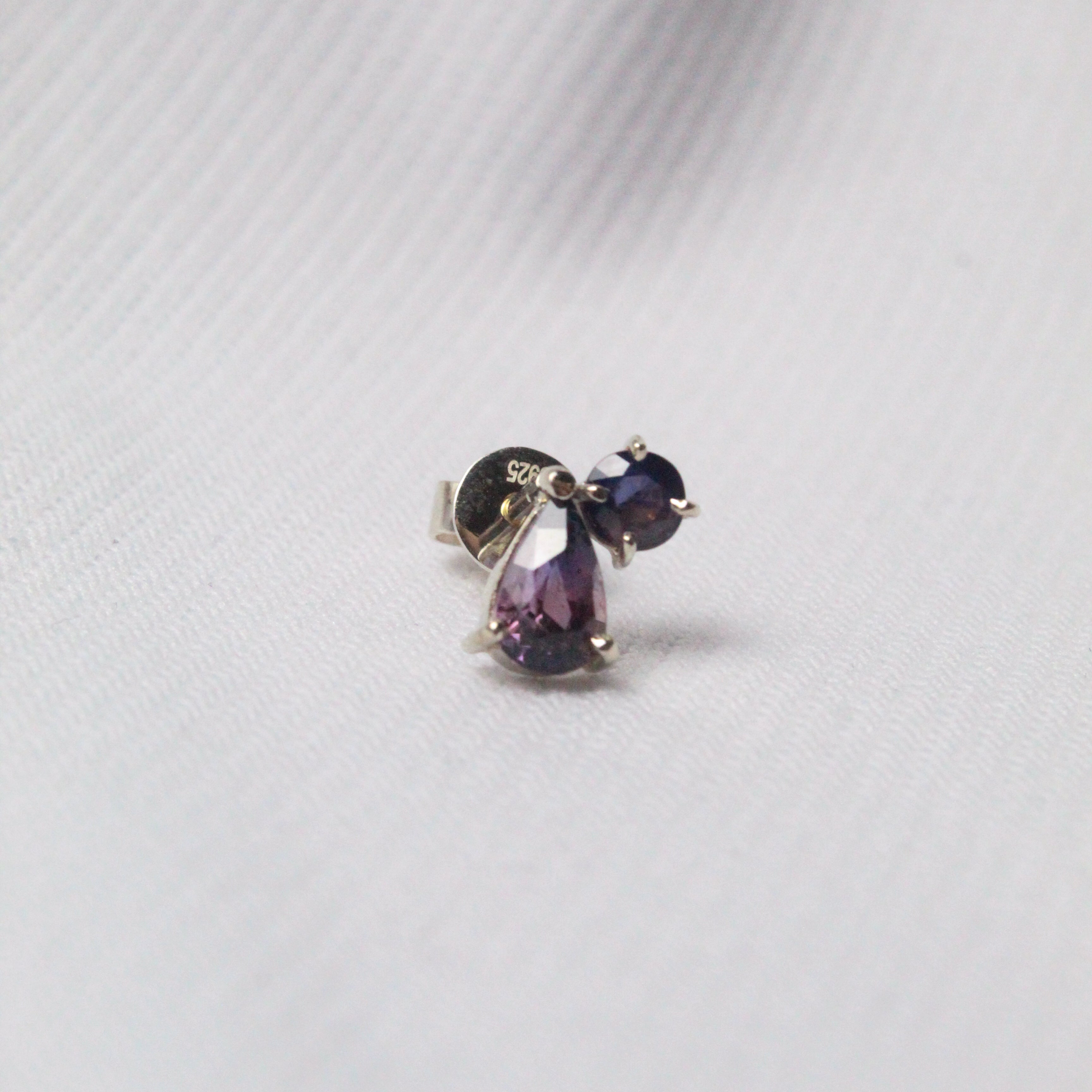 Twinkling stud earring (Purple)